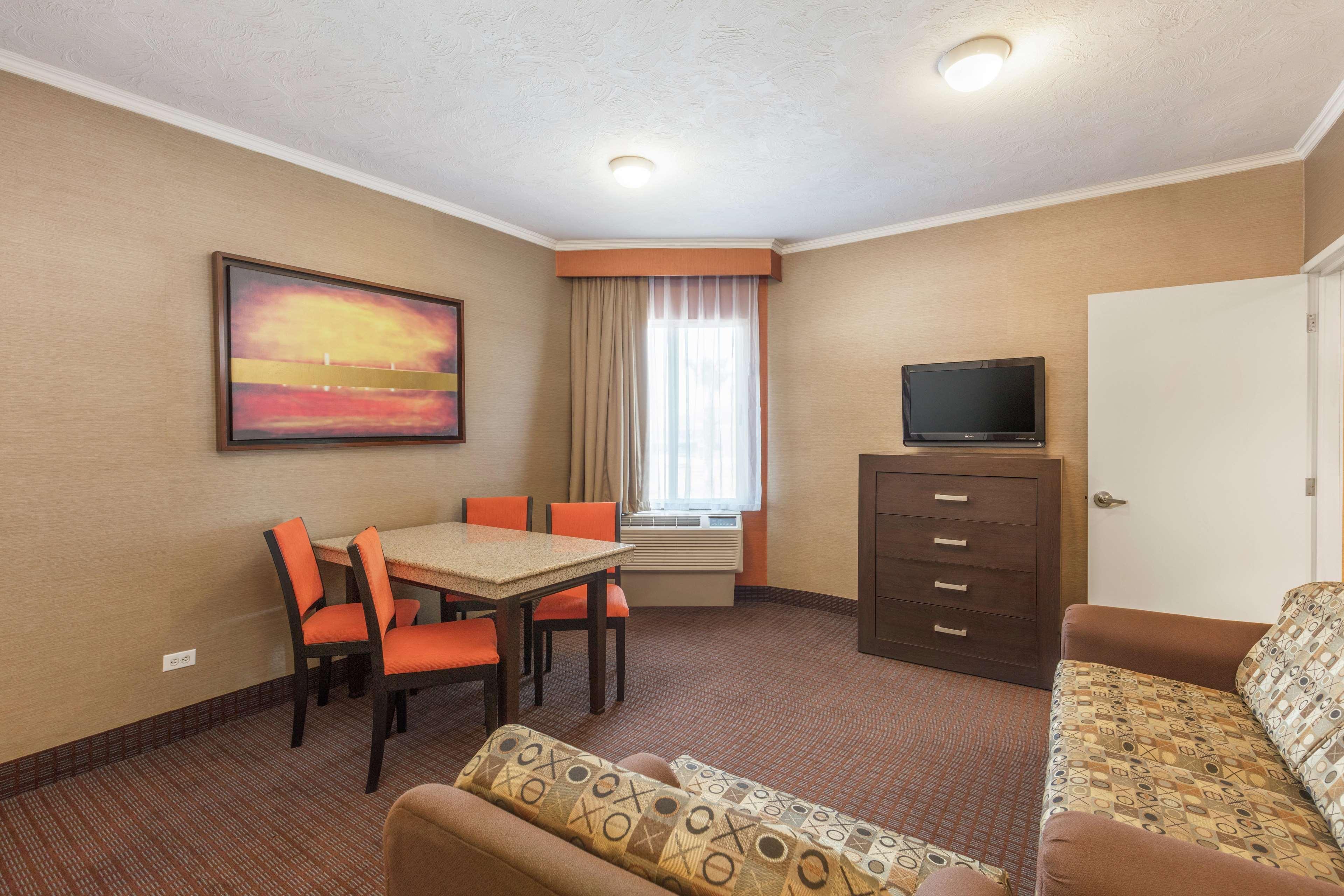 Doubletree Suites By Hilton Saltillo Exteriér fotografie