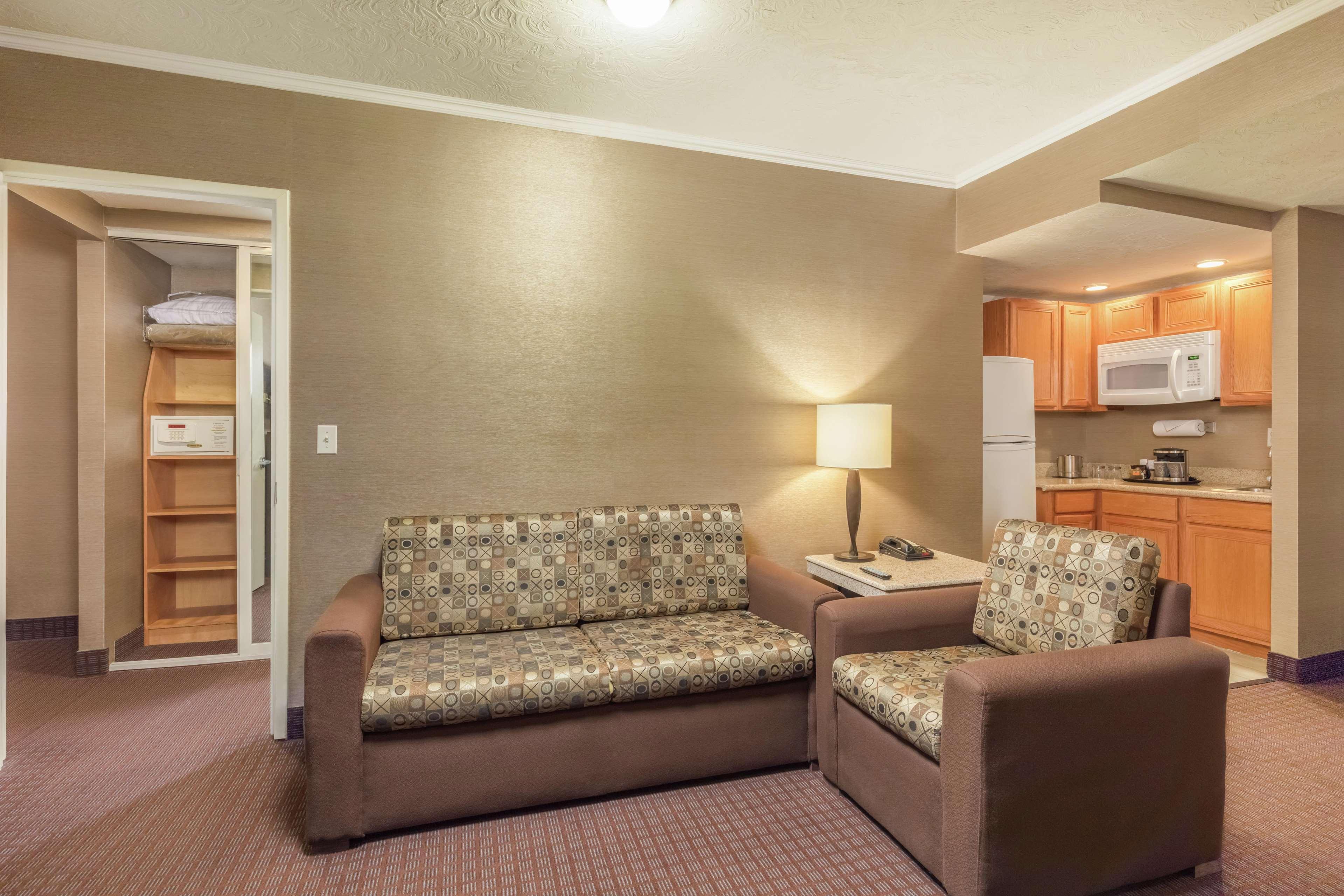 Doubletree Suites By Hilton Saltillo Exteriér fotografie