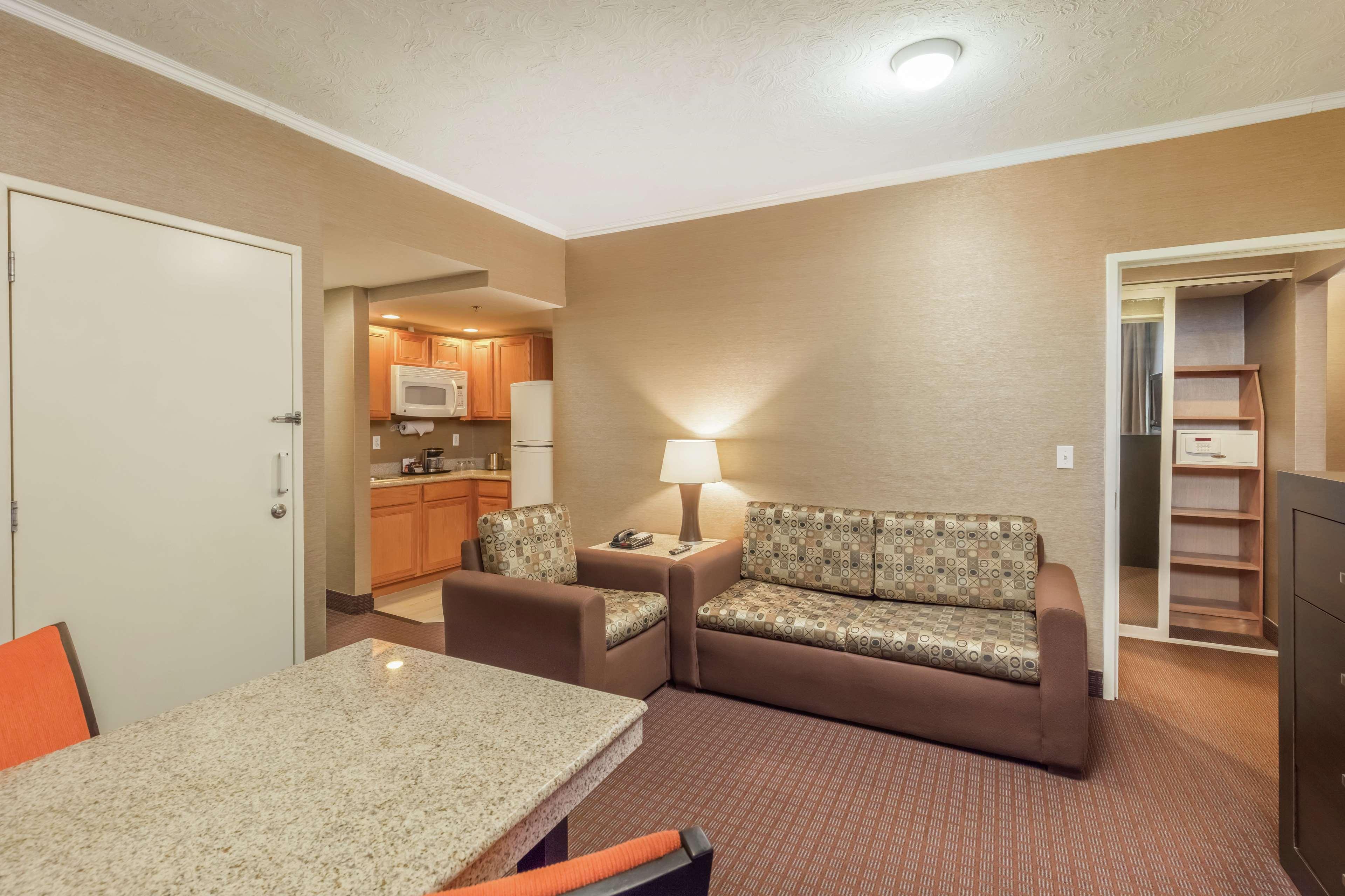 Doubletree Suites By Hilton Saltillo Exteriér fotografie